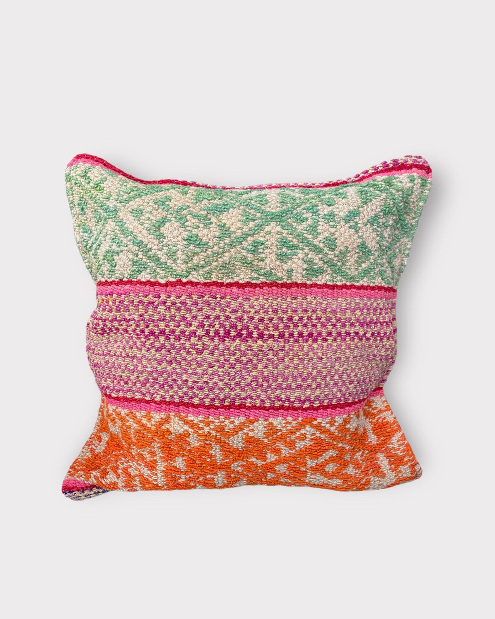 Cojín cuadrado en tres franjas horizontales: verde agua, fucsia y naranja.